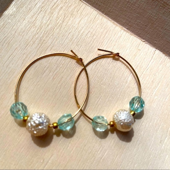 Soft blue and pearl round wire earrings - Picture 1 of 2